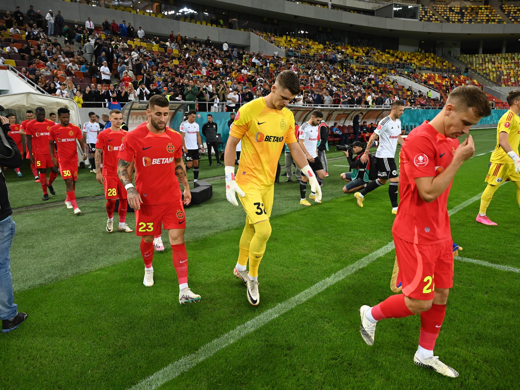 Două accidentări la FCSB, chiar înaintea meciului cu Farul! Nu joacă la Ovidiu