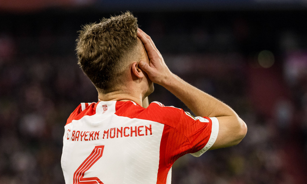 1. Fußball Bundesliga: FC Bayern München - Borussia Dortmund; 30.03.2024 Joshua Kimmich (FC Bayern München, 6) schlägt f