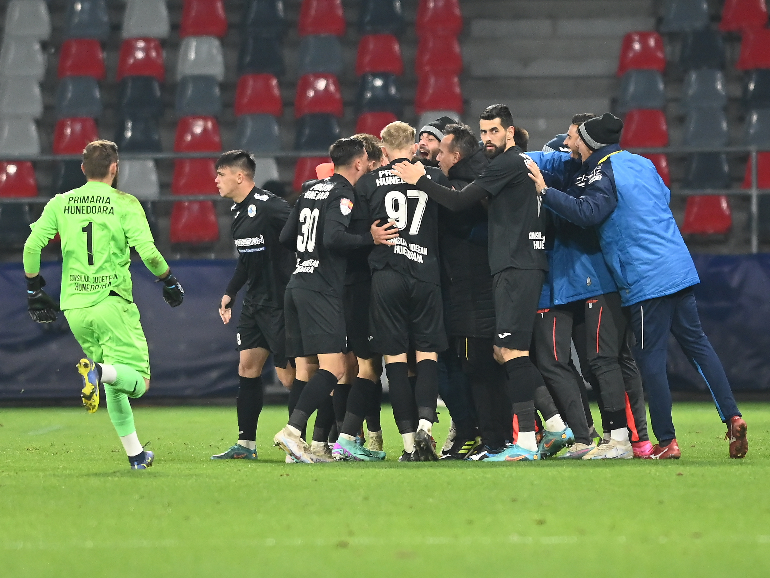 Corvinul - CFR Cluj 2-0, ACUM, pe Digi Sport 1, în Cupa României. Nebunie! Echipa lui Mutu, făcută K.O.