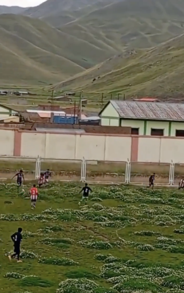 Așa arată ”cel mai prost teren de fotbal din lume”! Imaginile au provocat indignare