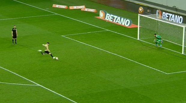 Moment neverosimil în România, la cel mai înalt nivel: a bătut penalty cu ambele picioare!