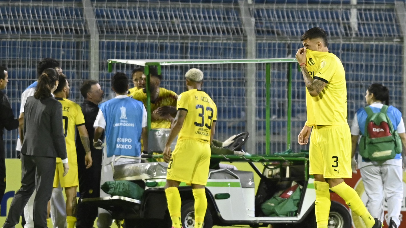 Imagini tulburătoare în Copa Libertadores. Un jucător a ajuns la spital după ce a fost lovit cu obiect aruncat din tribune