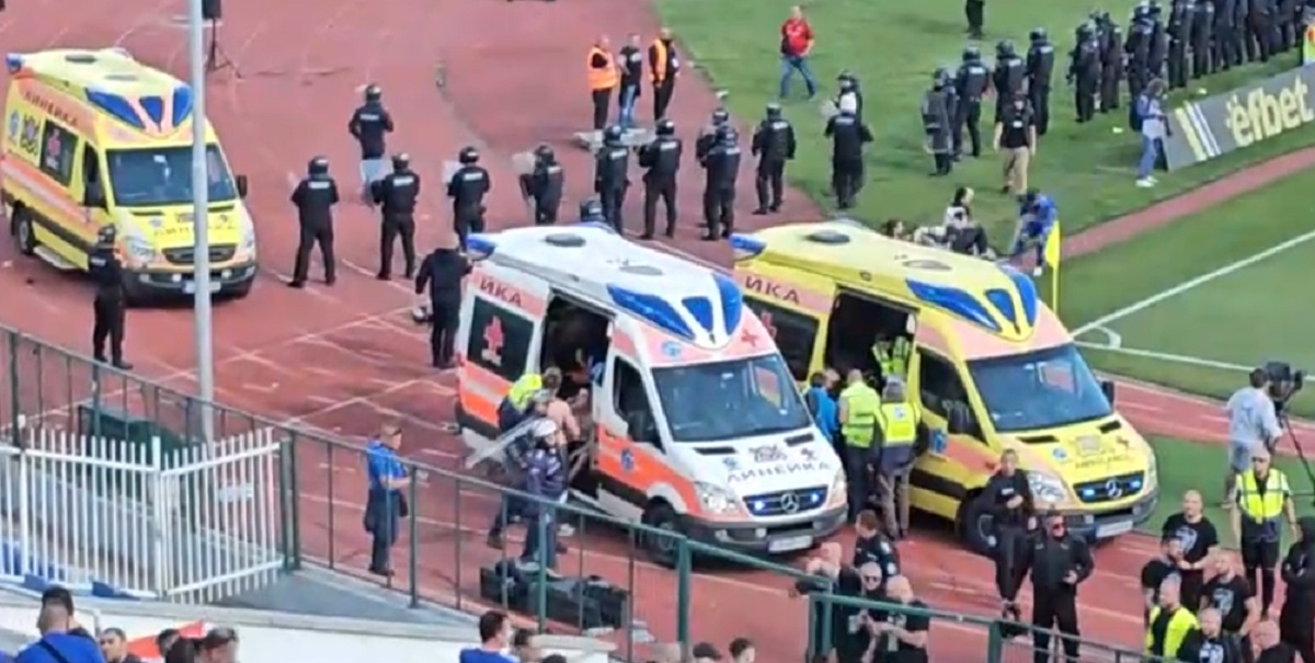 Bătăi crunte la meciul Levski - CSKA. Un copil a ajuns la spital, 11 minori au fost reținuți
