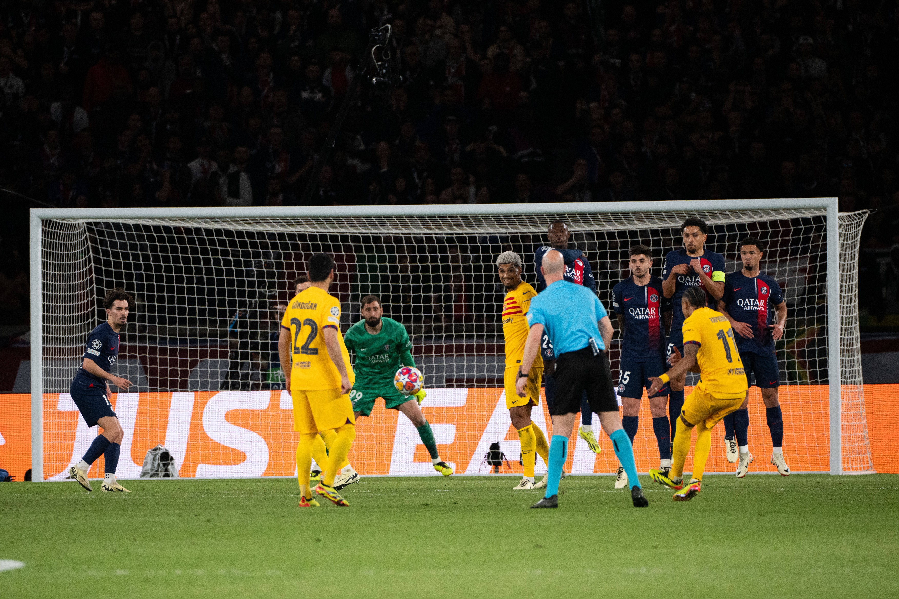 Starul ”făcut praf” după meciul PSG - Barcelona: ”Mă întreb dacă va mai fi titular”