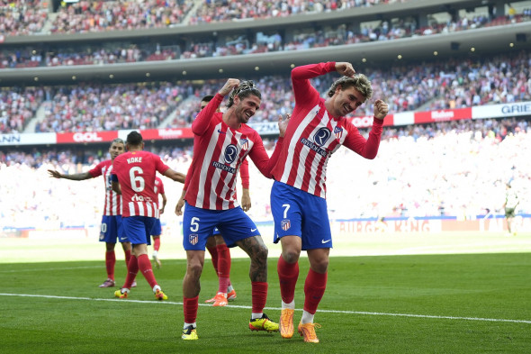 Antoine Griezmann of Atletico de Madrid celebrating his goal with his teammates during the LaLiga EA Sports match betwee