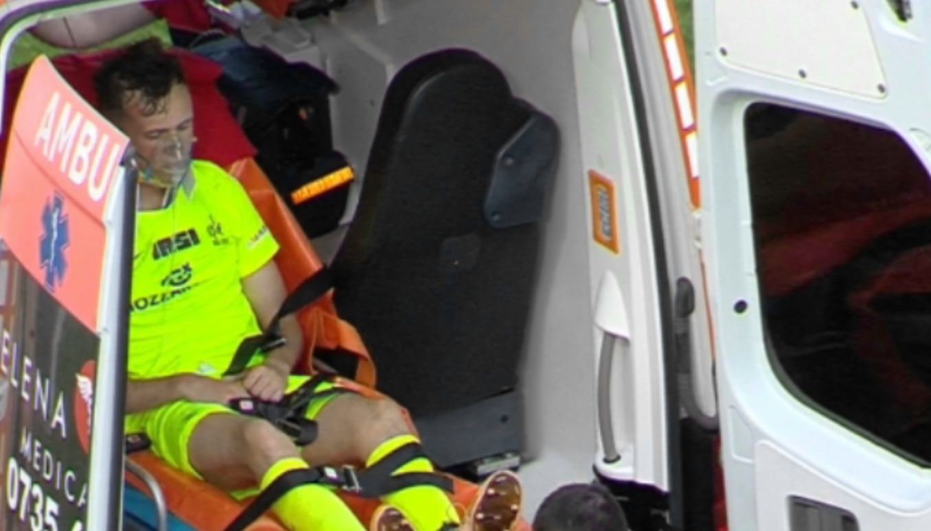 Lacrimi lângă ambulanță! Toate informațiile despre starea lui Luca Mihai, scos cu targa din Dinamo - Poli Iași