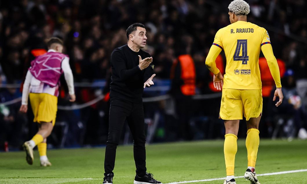 Parc des Princes Barcelona Head Coach Xavi Hernandez (L) talks to Ronald Araujo of Barcelona (R) during the UEFA Champio