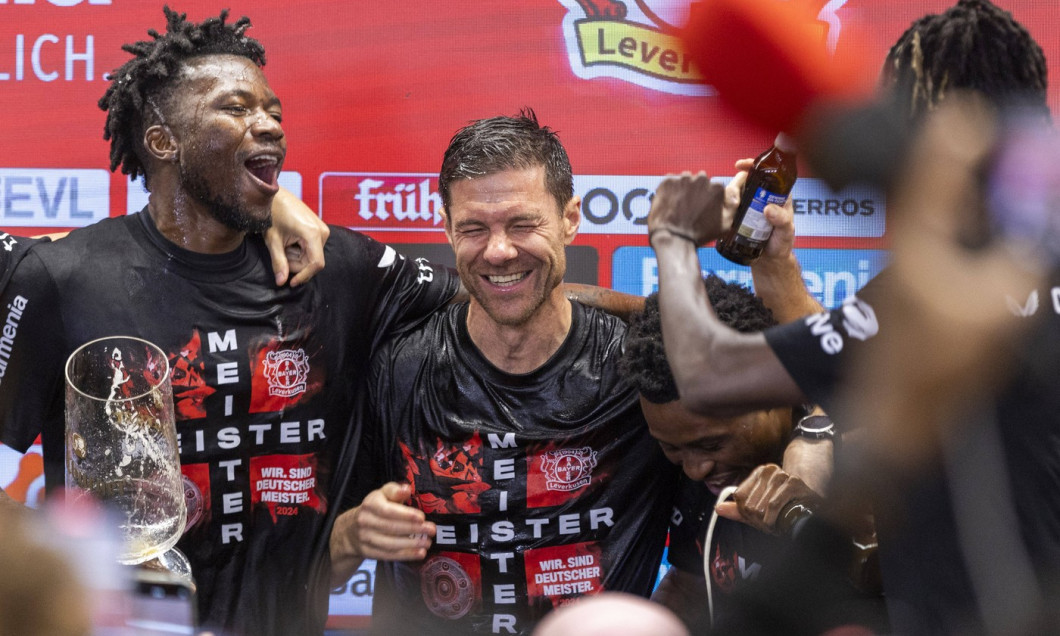 Die Spieler stürmen die Pressekonferenz und feiern die Meisterschaft mit Xabi Alonso (Bayer 04 Leverkusen, Cheftrainer).