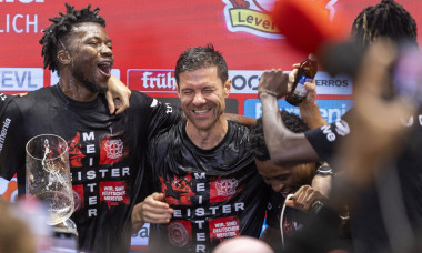 Die Spieler stürmen die Pressekonferenz und feiern die Meisterschaft mit Xabi Alonso (Bayer 04 Leverkusen, Cheftrainer).