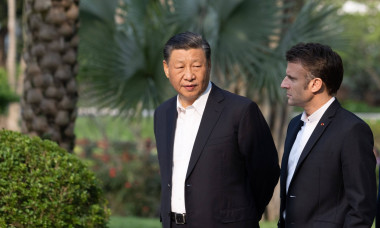 Guangzhou: Macron and Xi Jinpig walking in the garden of the residence of the governor of Guangdong