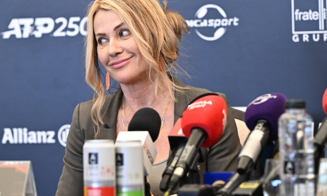 Nadia Comaneci participa la conferinta de presa prilejuita de tragerea la sorti din cadrul turneului de tenis Tiriac Ope