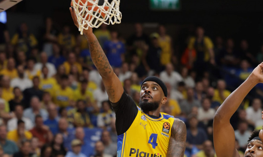 7881891a-lorenzo-brown-shoots-maccabi-vs-partizan-euroleague