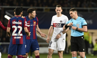 Carton jaune / Yellow card Robert LEWANDOWSKI (FCB) quart de final retour de la Ligue des Champions opposant le FC Barce