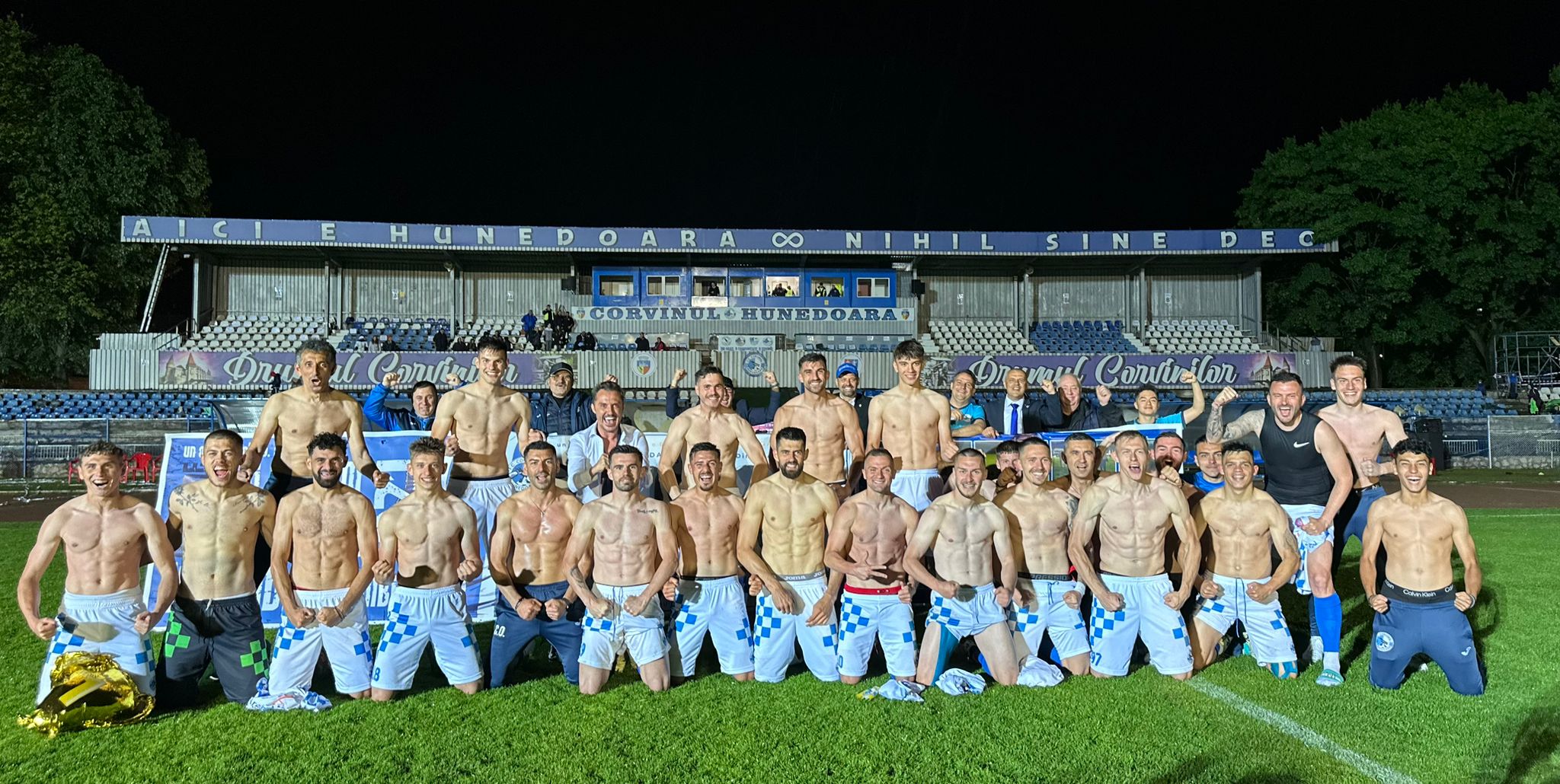 ”Pătrățele” de primăvară! Cum s-au fotografiat fotbaliștii lui Corvinul după calificarea în finala Cupei României
