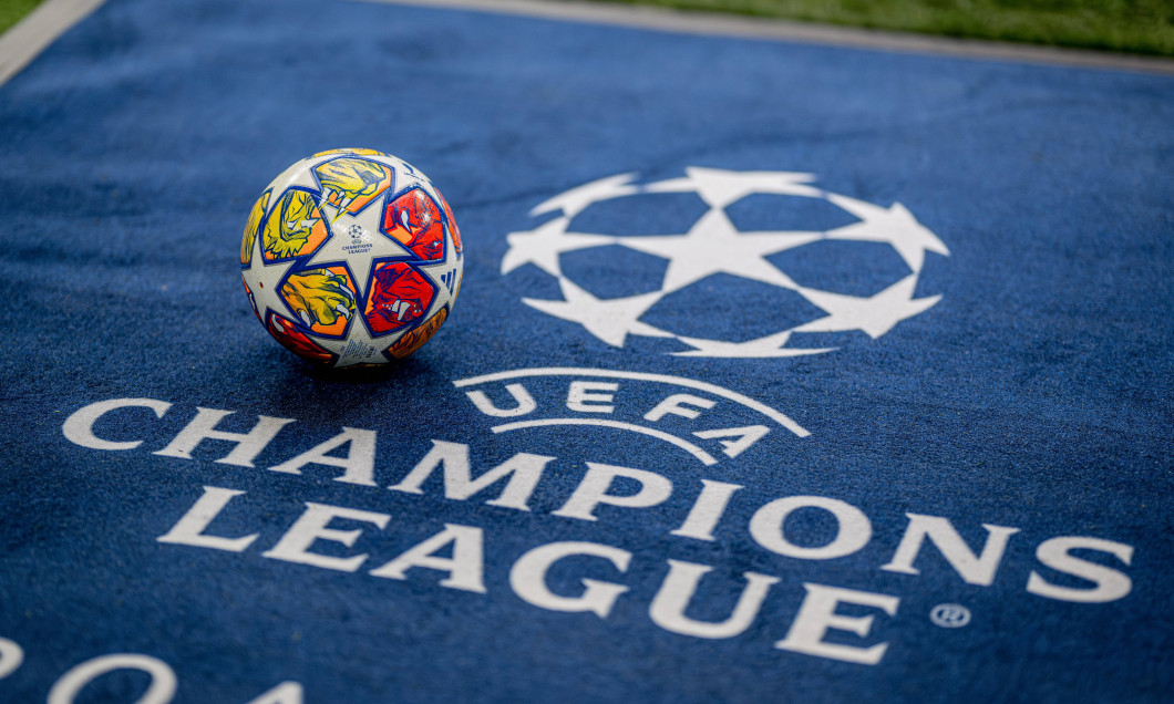 Das Logo der UEFA Champions League mit dem Spielball. Fussball UEFA Champions League, Achtelfinale Rueckspiel: Real Madr