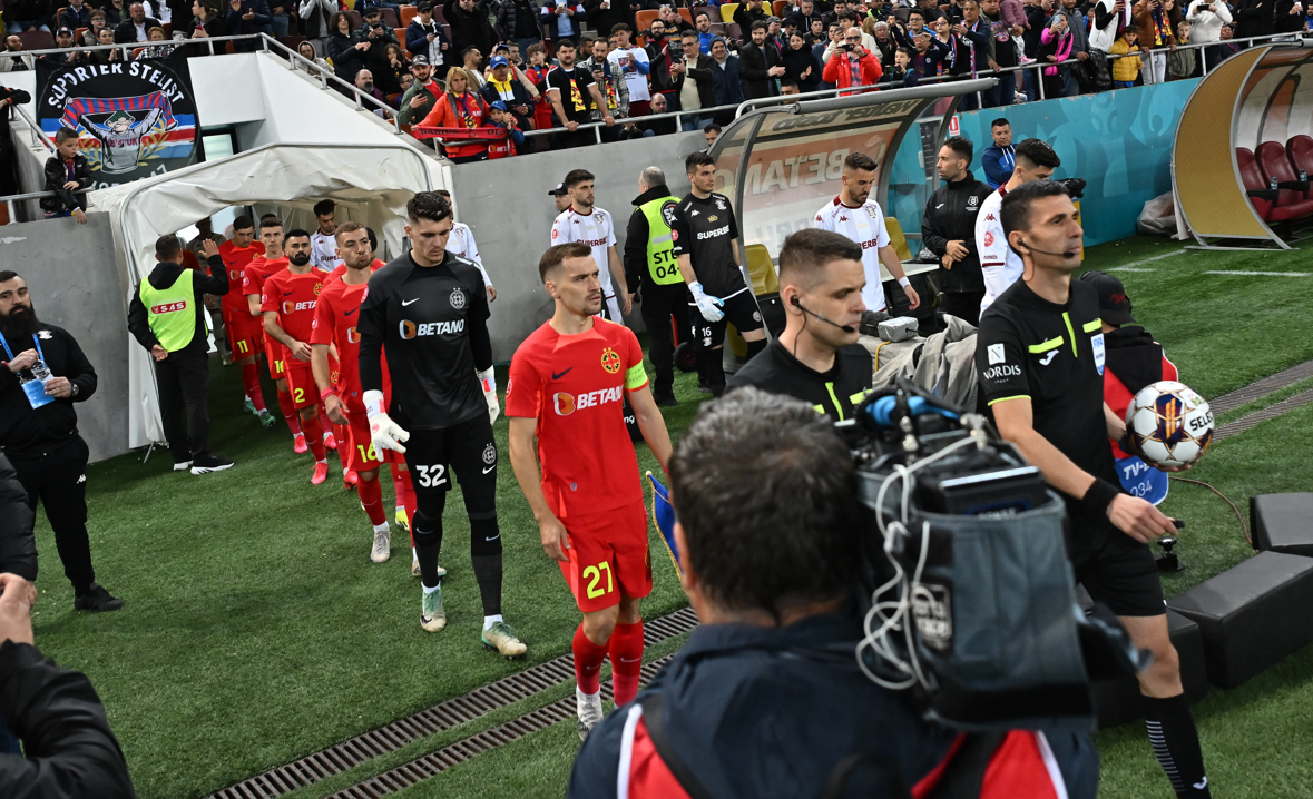 A spus că vrea să plece de la FCSB, iar Gigi Becali ”a pus tunurile” pe el: ”Ești vedetă? Imediat îl trec pe bancă”