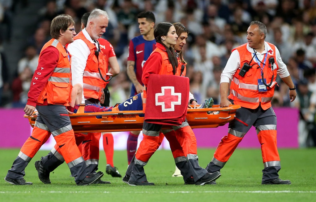 Moment dramatic în El Clasico: a plâns fără oprire și a ieșit de pe teren cu targa!