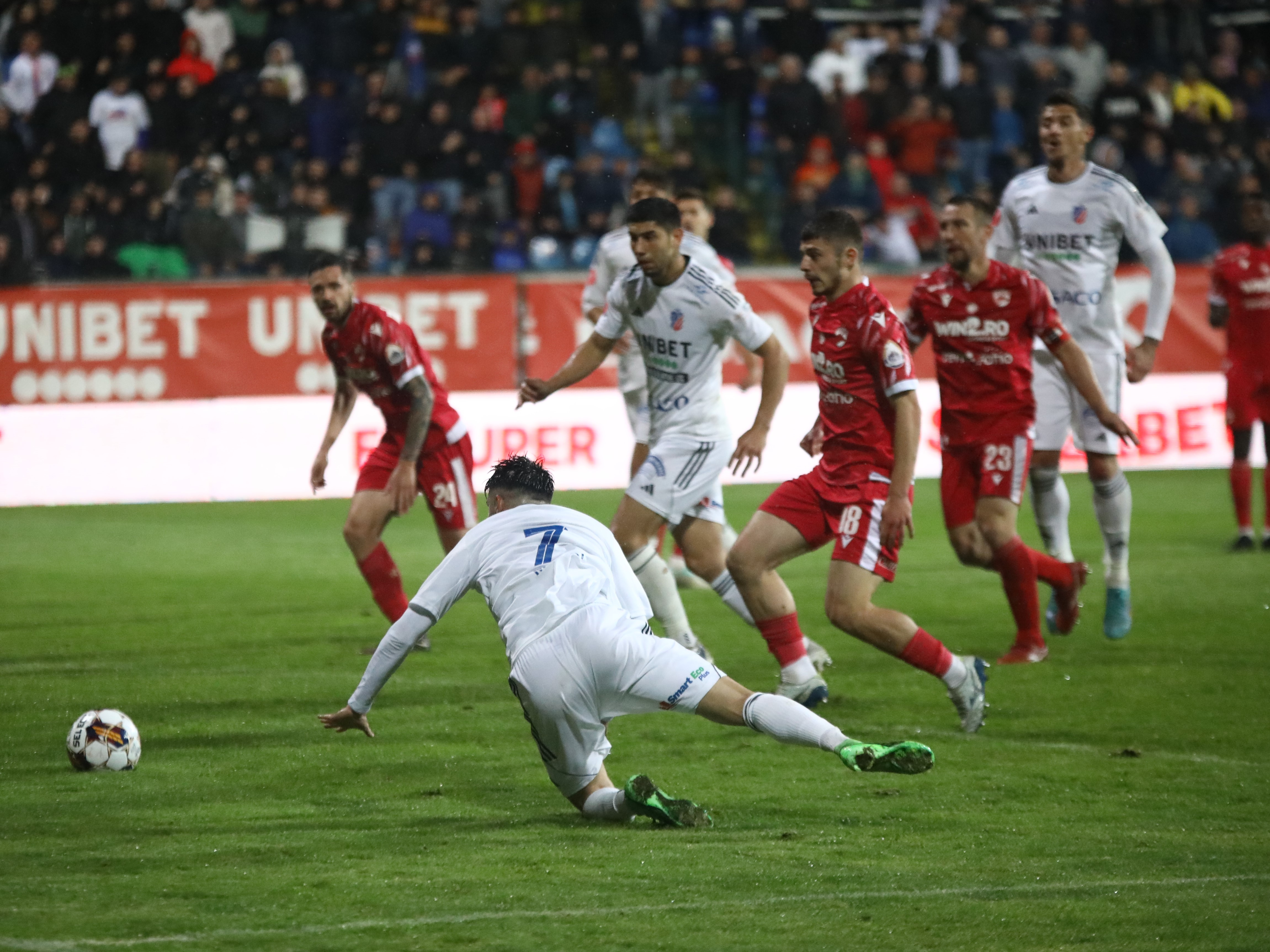 FC Botoșani - Dinamo 2-1. Thriller în Moldova: autogol, accidentare horror, eliminare și gol în prelungiri