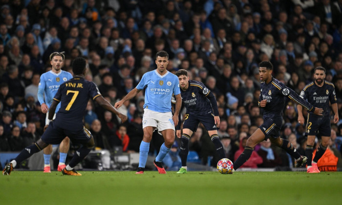 Rodri of Manchester City oofloads the ball during the UEFA Champions League semi final return leg football match between Manchester City and Real Madrid at the Etihad Stadium in Manchester England (Will Palmer/SPP) Credit: SPP Sport Press Photo. /Alamy Li