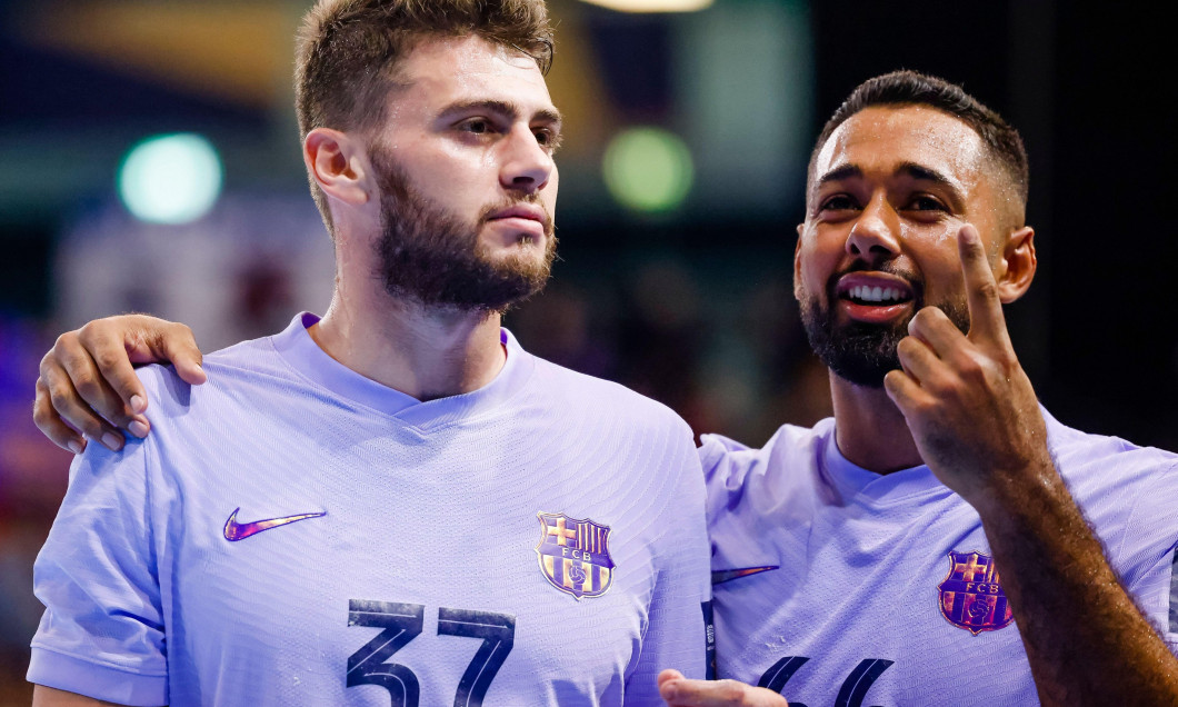 Flensburg, Germany. 16th Sep, 2021. Handball: Champions League, SG Flensburg-Handewitt - FC Barcelona, Group Phase, Group B, Matchday 1, Flens-Arena. Barcelona's Haniel Langaro (l) and Barcelona's Melvyn Richardson hug after the win in Flensburg. Credit: