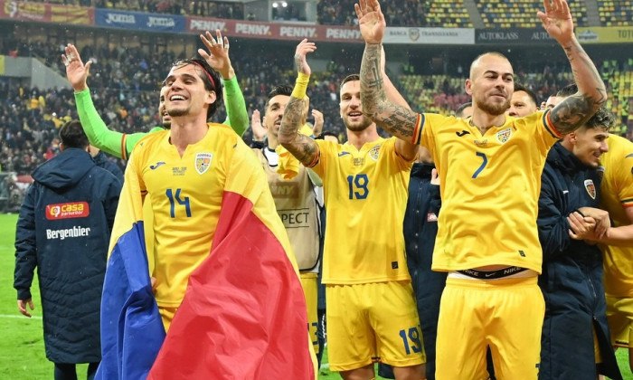 Fotbalistii romani Ianis Hagi, Denis Dragus, Denis Alibec si Andrei Burca saluta publicul dupa meciul de fotbal dintre R