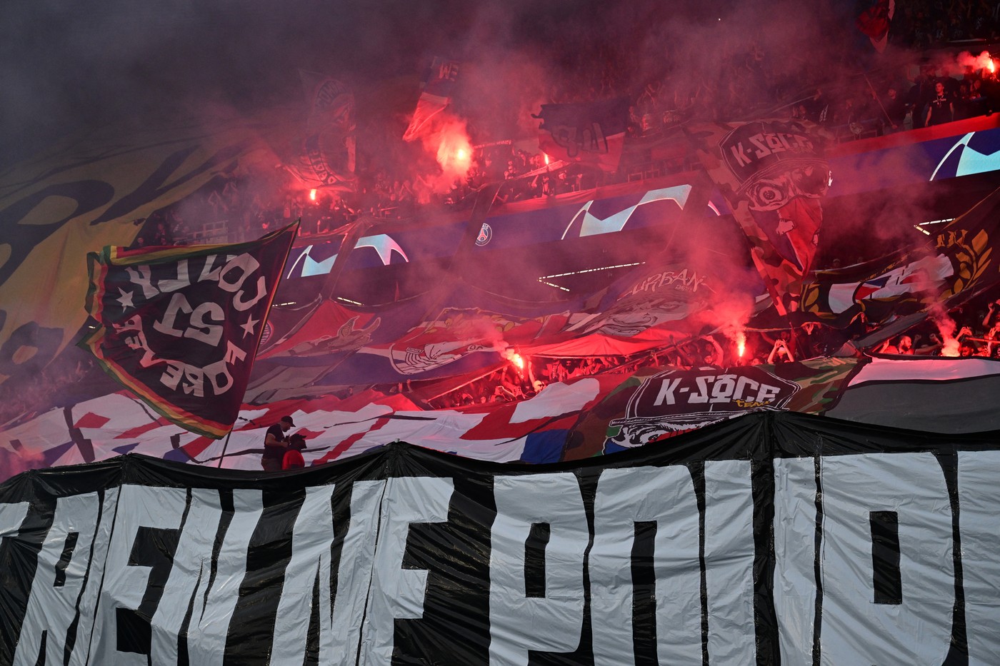 Parizienii au făcut show în tribune! Mesajul ”războinic” afișat înainte de duelul de ”foc” cu Dortmund