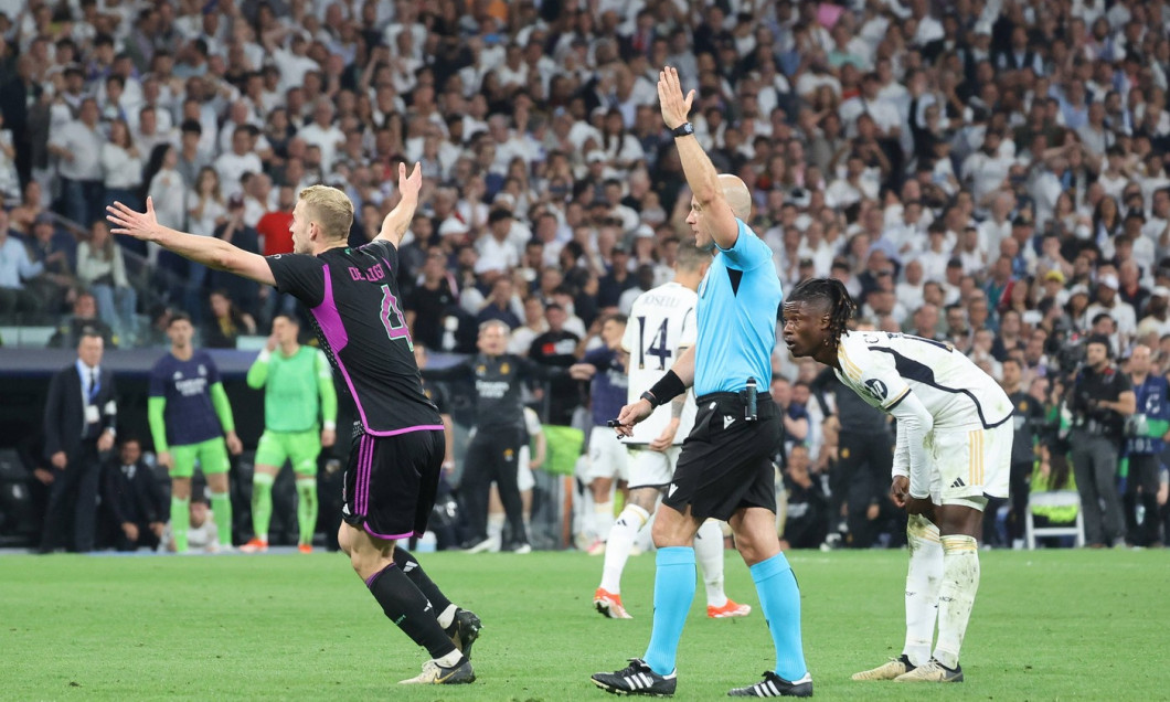 Schiedsrichter Szymon Marciniak pfeift und Matthijs de Ligt ist fassungslos, 104. Minute, Real Madrid vs. FC Bayern Muen