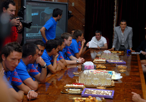 FOTBAL:CONFERINTA DE PRESA GHEORGHE HAGI,GEORGE BECALI SI INTALNIRE CU ECHIPA STEAUA BUCURESTI (25.07.2007)