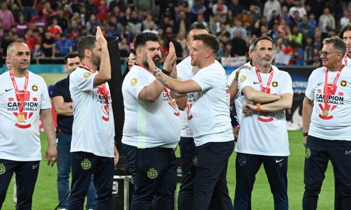 Mihai Pintilii celebreaza alături de staff titlul câștigat cu FCSB / Foto: Sport Pictures
