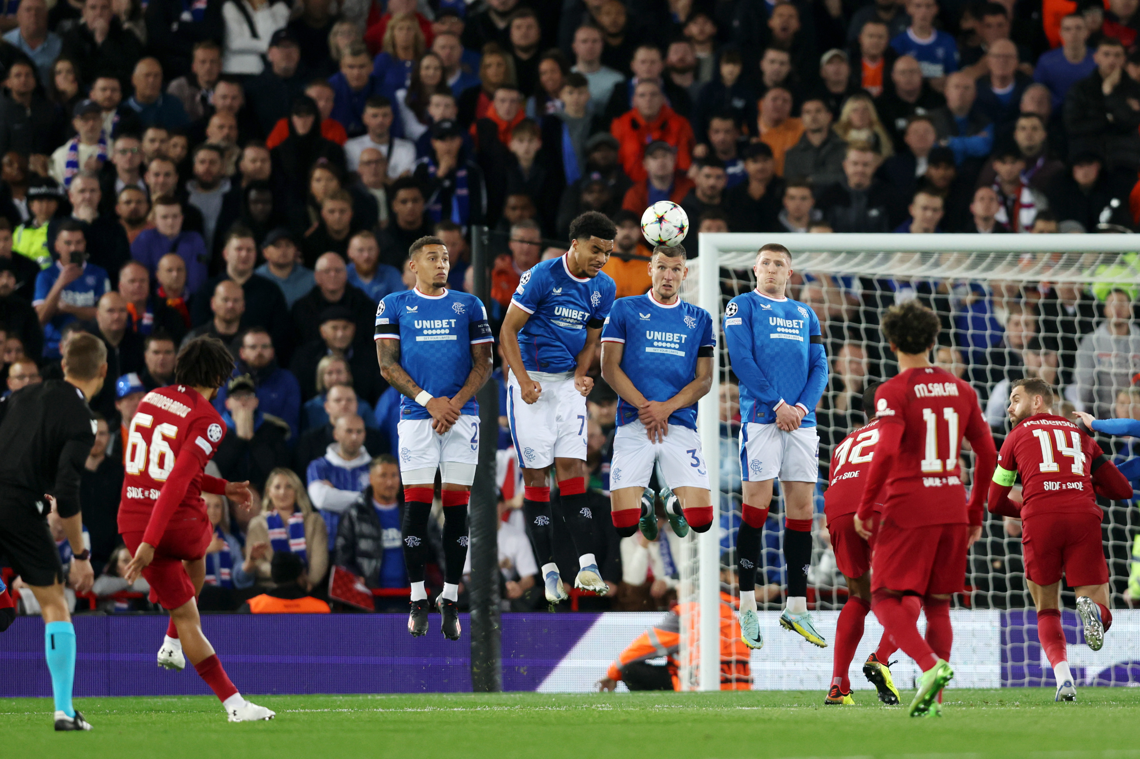 Liverpool nu vrea să-l piardă și îl face cel mai bine plătit din Premier League