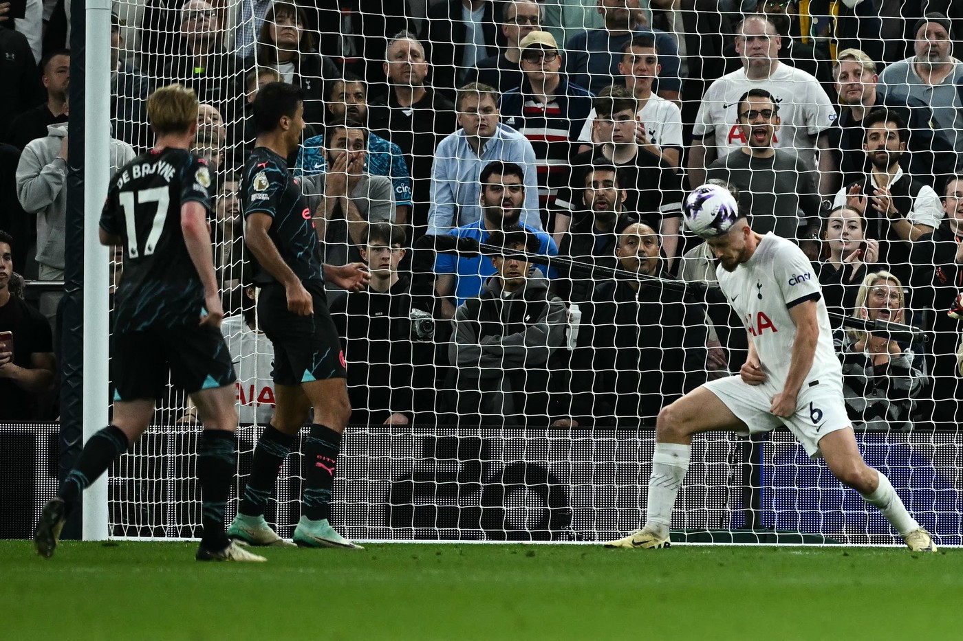 Radu Drăgușin, intervenție cât un gol! A scos de pe linia porții șutul unui star de la Manchester City