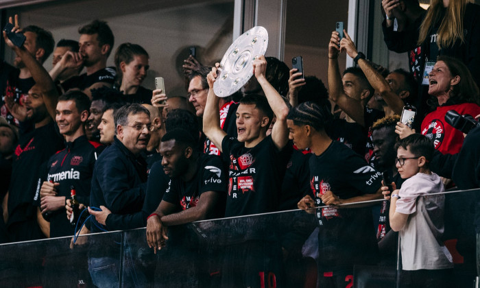 Leverkusen, Bayarena, 14.04.2024: Die Mannschaft inkl. Florian Wirtz feiert von einem Balkon mit den Fans, Platzsturm de