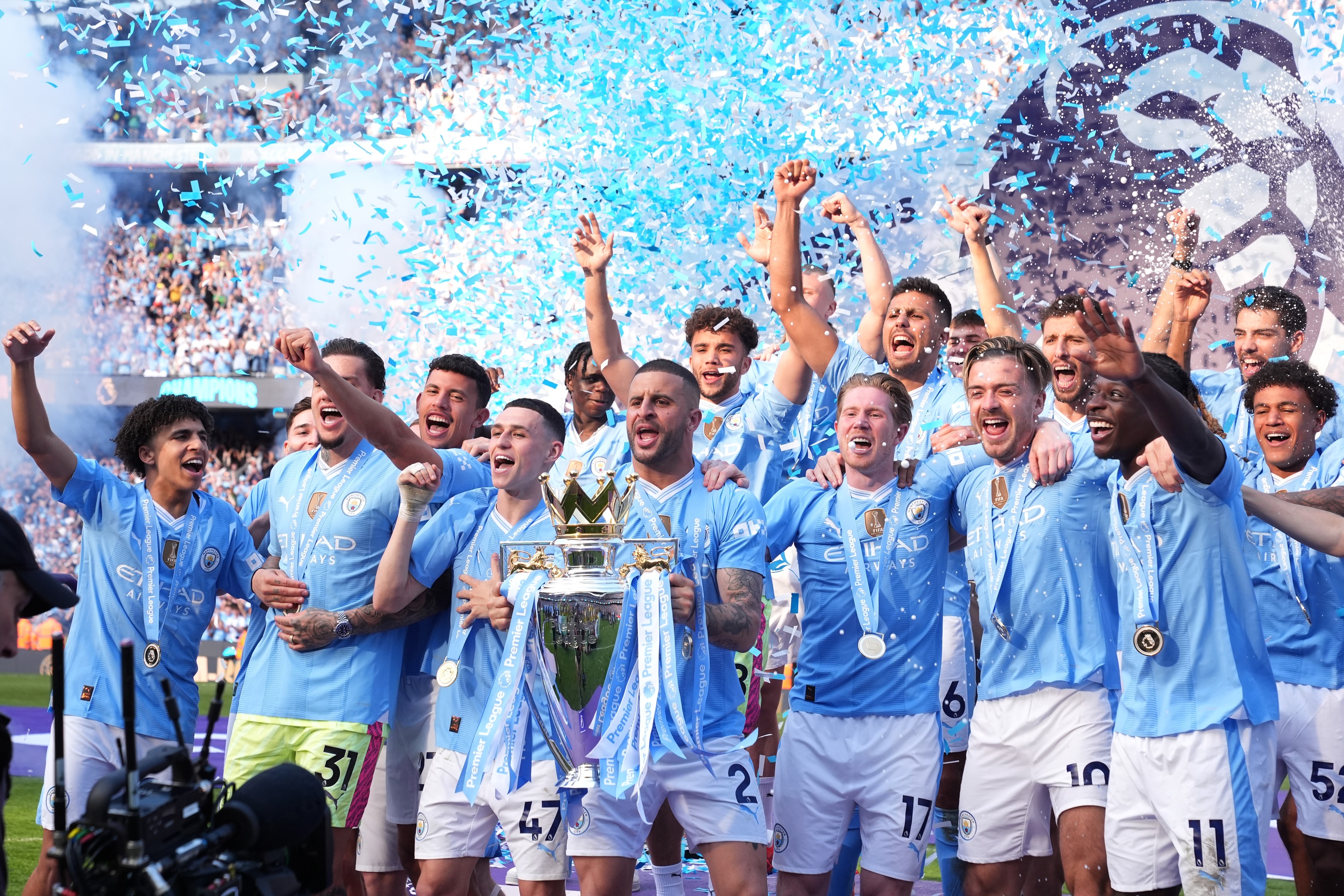 Imaginile bucuriei! Cum au sărbătorit fanii și jucătorii lui Manchester City titlul de campioană