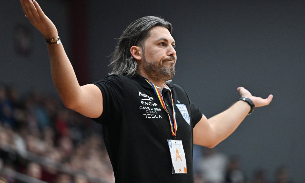 Adrian Vasile reactioneaza in meciul de handbal feminin dintre Rapid Bucuresti si CSM Bucuresti, contand pentru Liga Flo