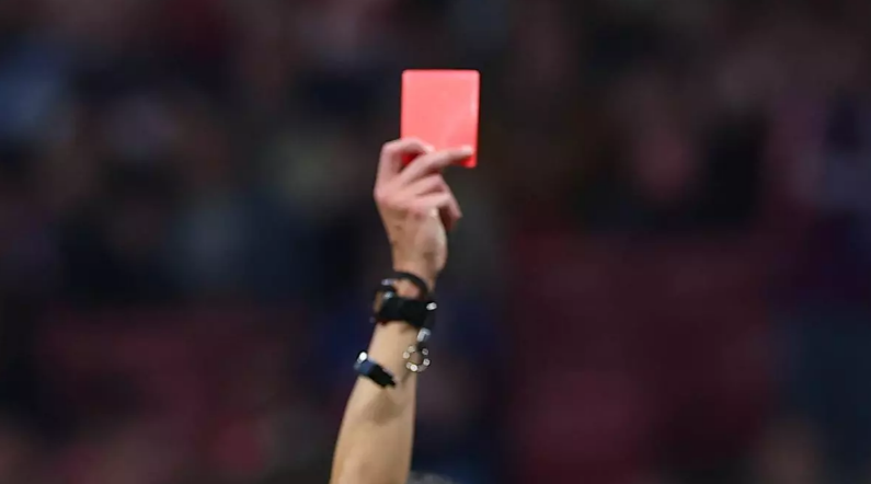 O nouă regulă în fotbal. Ce este cartonașul roz și pentru ce va fi folosit