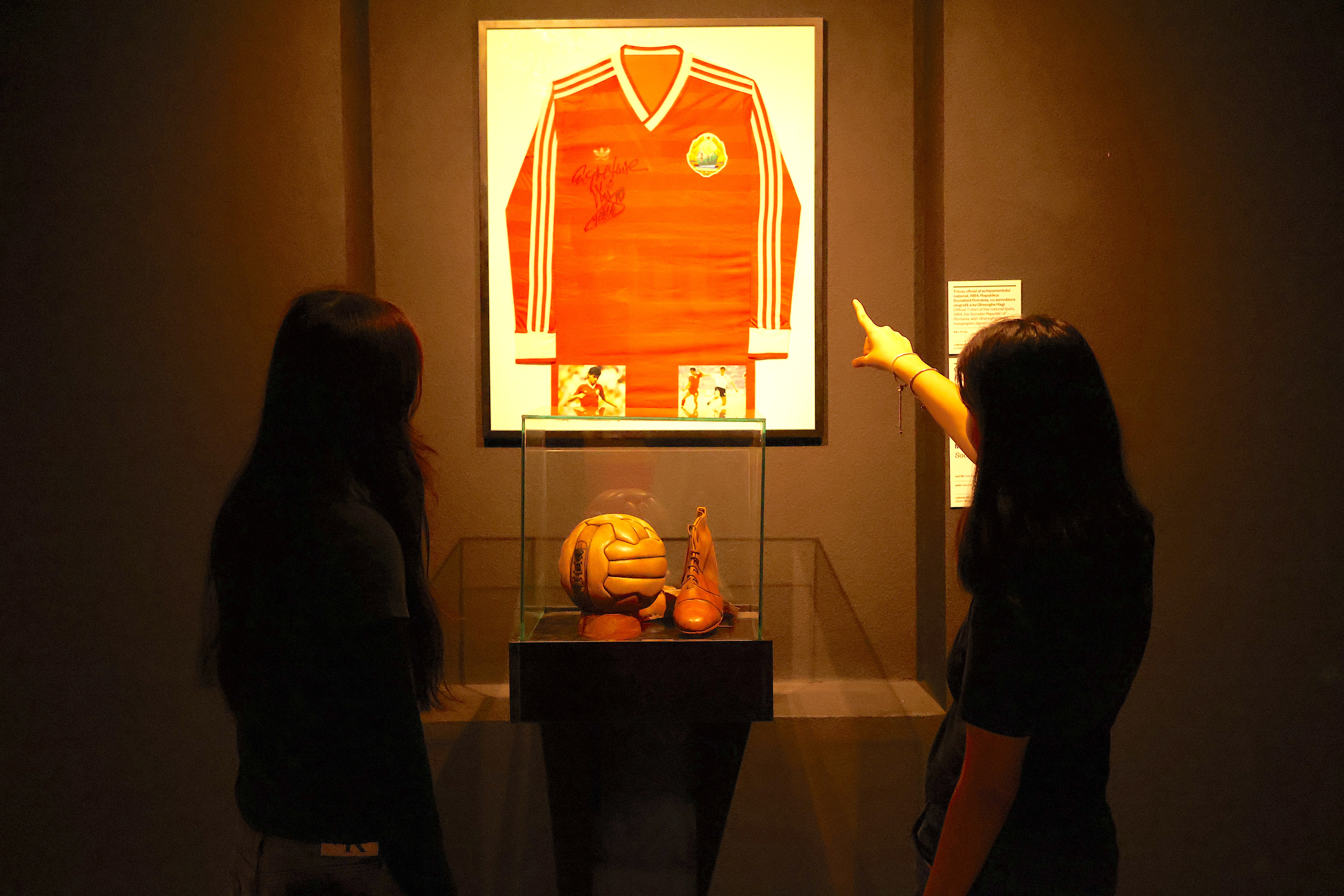 Expoziție dedicată Generației de Aur. Tricoul purtat de Hagi împotriva Argentinei la Mondialul 1994, în prim-plan