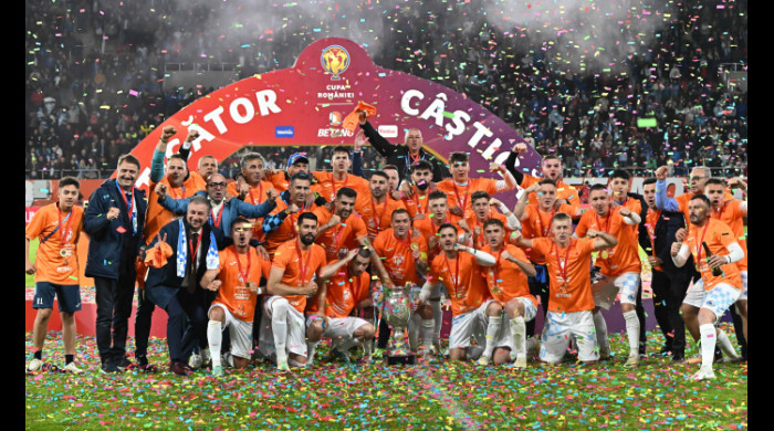 Jucătorii și staff-ul Corvinului Hunedoara, după ce au câștigat Cupa României / Foto: Sport Pictures
