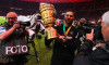 Xabi Alonso (Bayer 04 Leverkusen, Trainer) jubelt mit dem Pokal, GER, 1. FC Kaiserslautern vs. Bayer 04 Leverkusen, Fuss