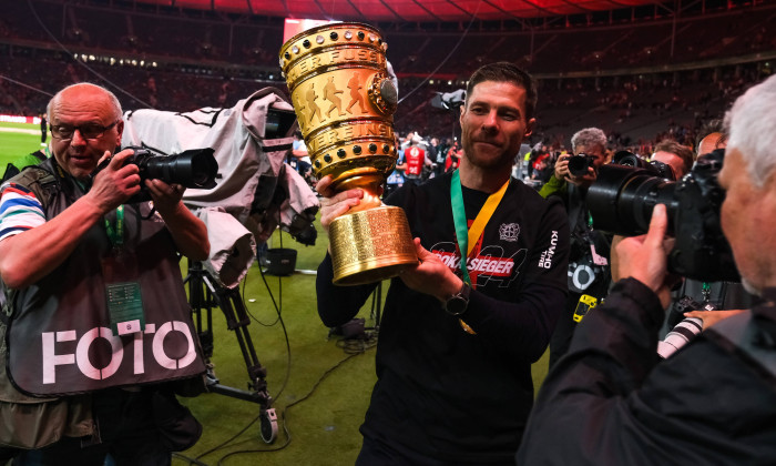 Xabi Alonso (Bayer 04 Leverkusen, Trainer) jubelt mit dem Pokal, GER, 1. FC Kaiserslautern vs. Bayer 04 Leverkusen, Fuss