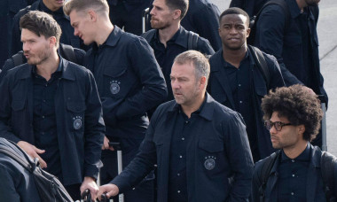 Hessen, Germany. 14 November 2022, Hessen, Frankfurt/M.: Soccer, before the World Cup, national team, departure, airport; national coach Hans-Dieter Flick (3vr) and the national players Youssoufa Moukoko (2nd from right), Serge Gnabry (r) and Matthias Gin