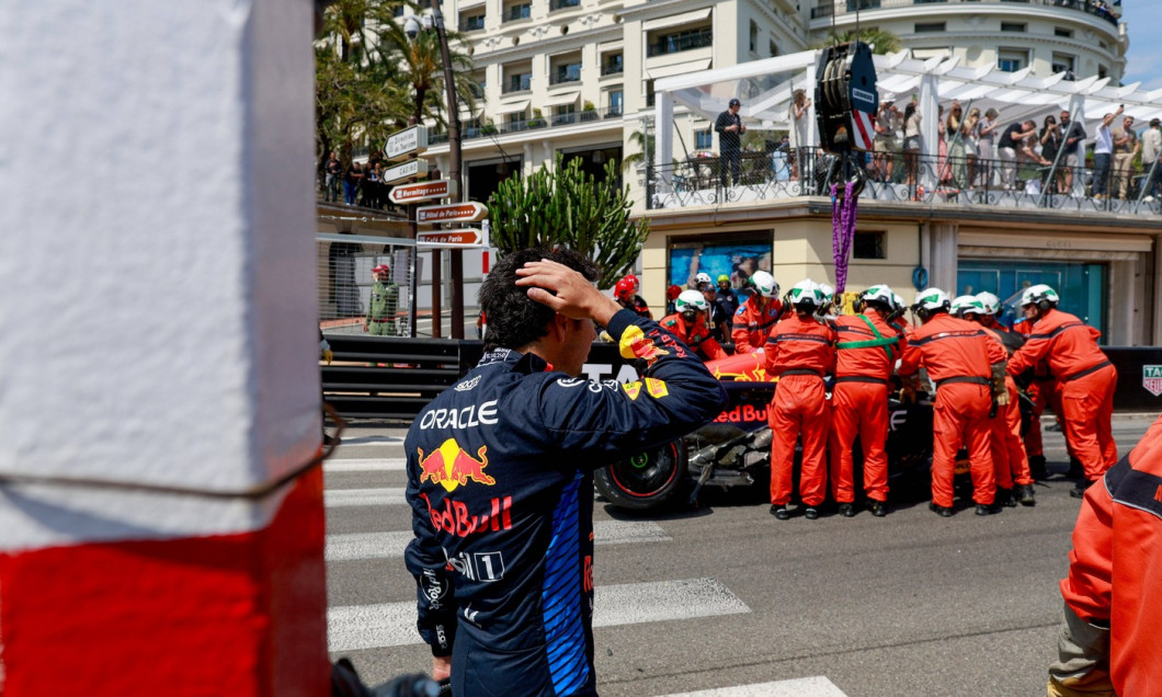 PEREZ Sergio (mex), Red Bull Racing RB20, crash, accident, marshall, commissaire de piste, marshal, marshalls, marshals