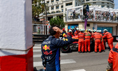 PEREZ Sergio (mex), Red Bull Racing RB20, crash, accident, marshall, commissaire de piste, marshal, marshalls, marshals