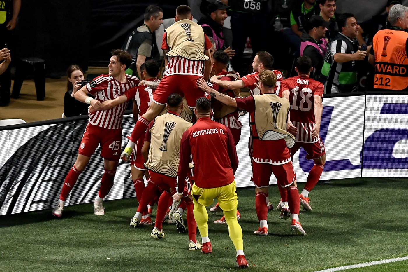 Olympiakos - Fiorentina 1-0. Grecii au câștigat trofeul Conference League, după o finală dramatică cu gol în minutul 116