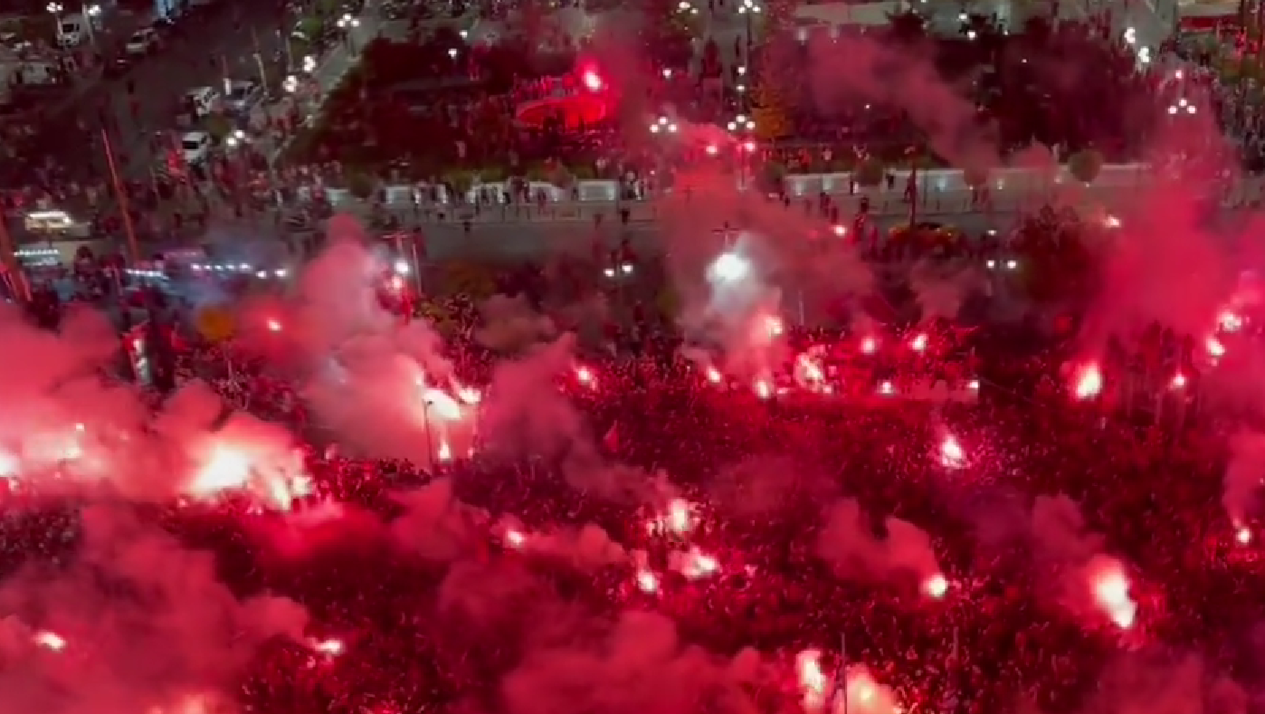 Pireul a luat foc! Olympiacos a ajuns alături de fani la 5:00 dimineața. Primă enormă promisă de Marinakis