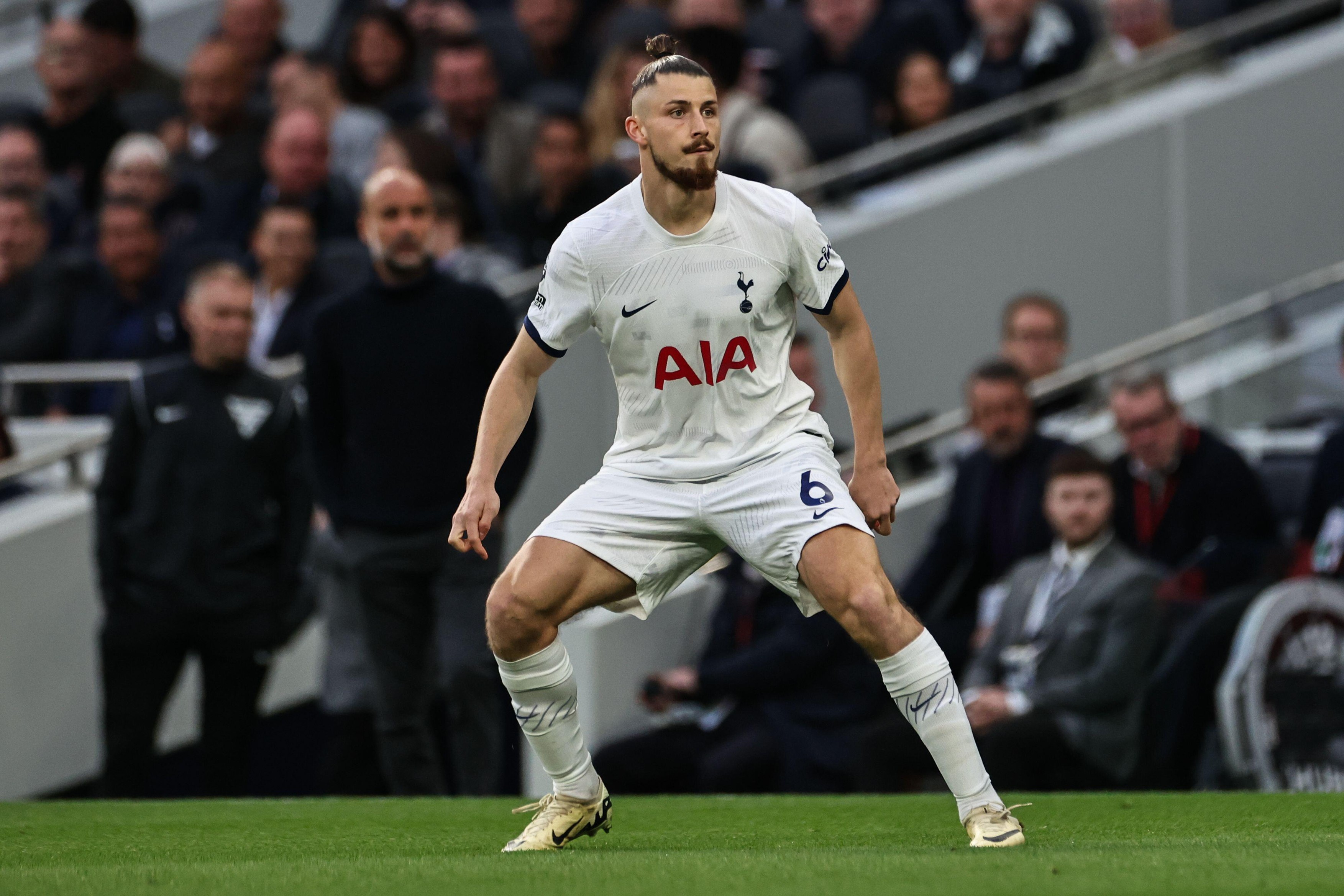 Ce se întâmplă cu Radu Drăgușin? Tottenham vrea să cumpere încă un fundaș central