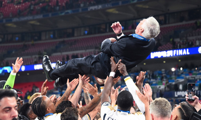 Real Madrid players celebrate throwing Carlo Ancelotti ( Real Madrid coach ) into the air following the Final Champions