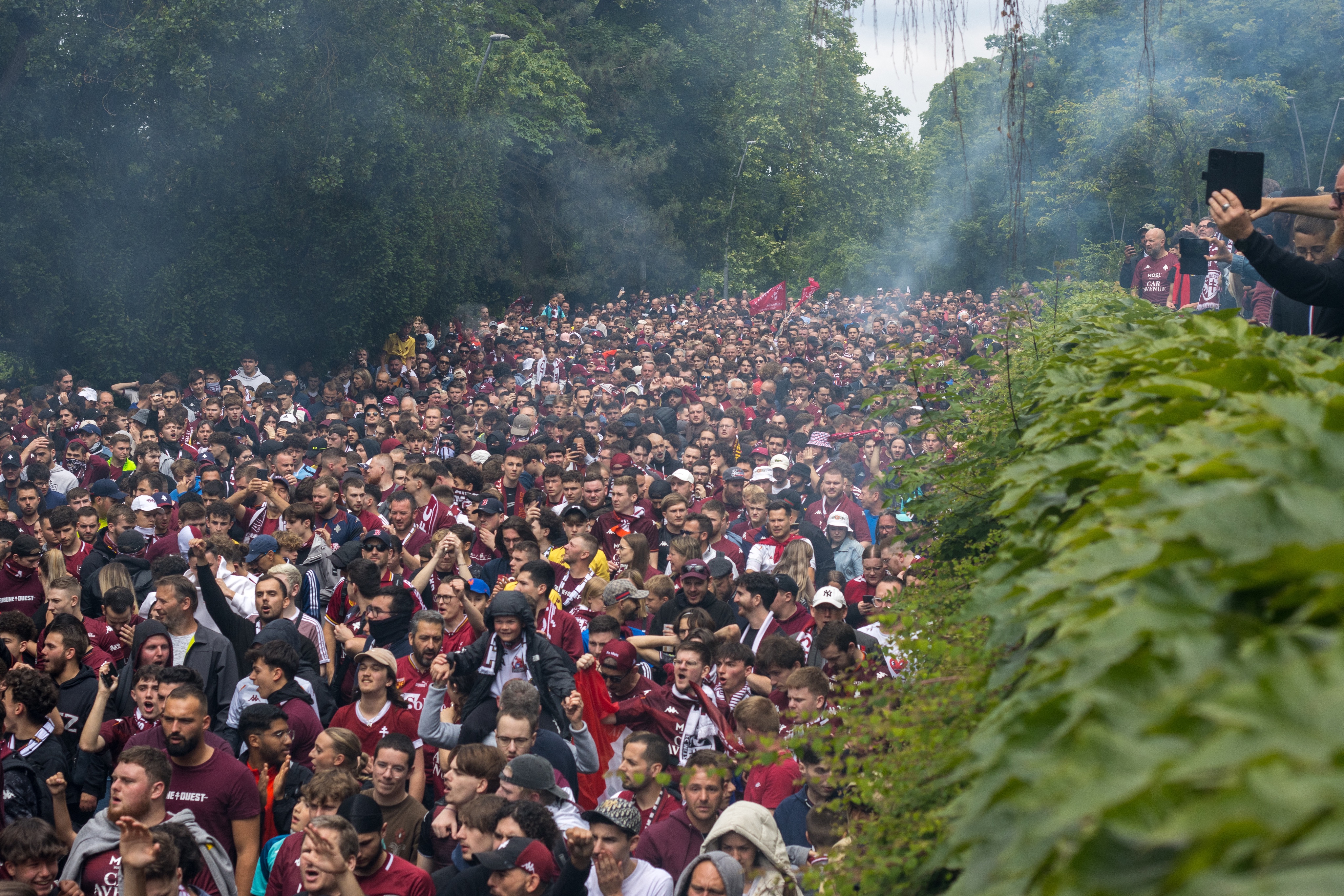 Scandal la Metz, înaintea meciului cu Saint Etienne. Fanii s-au bătut cu scaune și mese