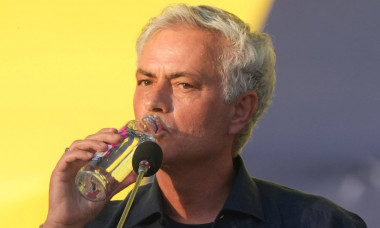 Fenerbahce signed a contract with the world-renowned coach Jose Mourinho in front of thousands of fans at Ulker Stadium
