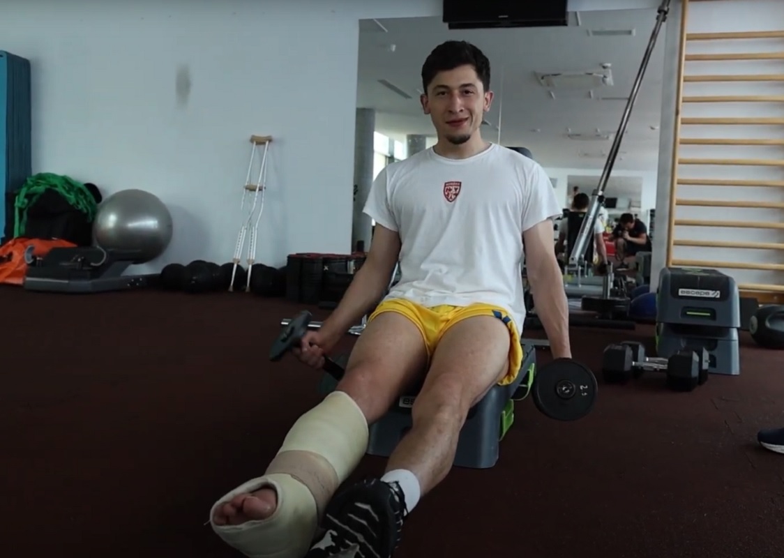 Imagini emoționante. Olimpiu Moruțan, cu piciorul în ghips, s-a antrenat alături de jucătorii naționalei