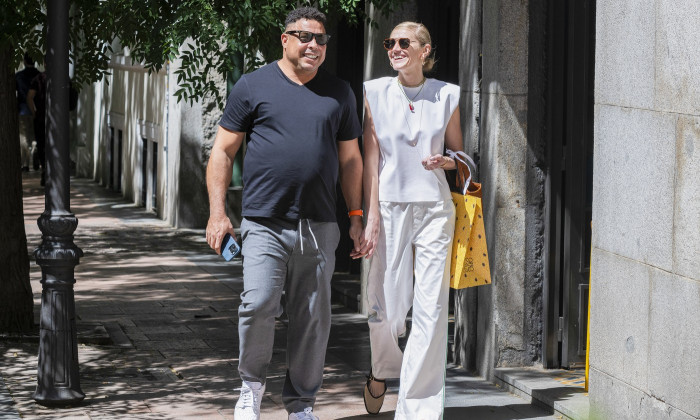 RONALDO NAZARIO PASEA JUNTO A SU PAREJA CELIA LOCKS POR MADRID